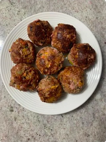 Albóndigas caseras para perro en un plato